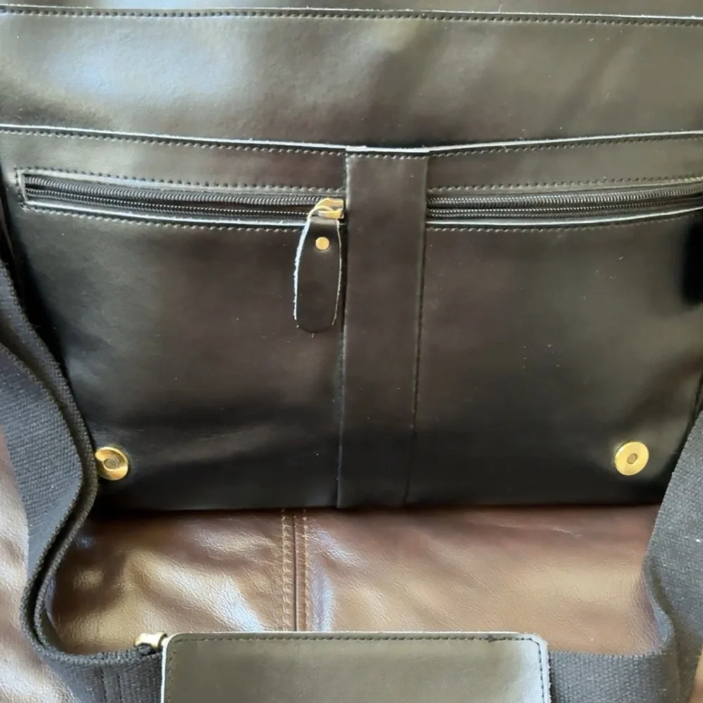 “Leathario” Black Leather Messenger Bag
